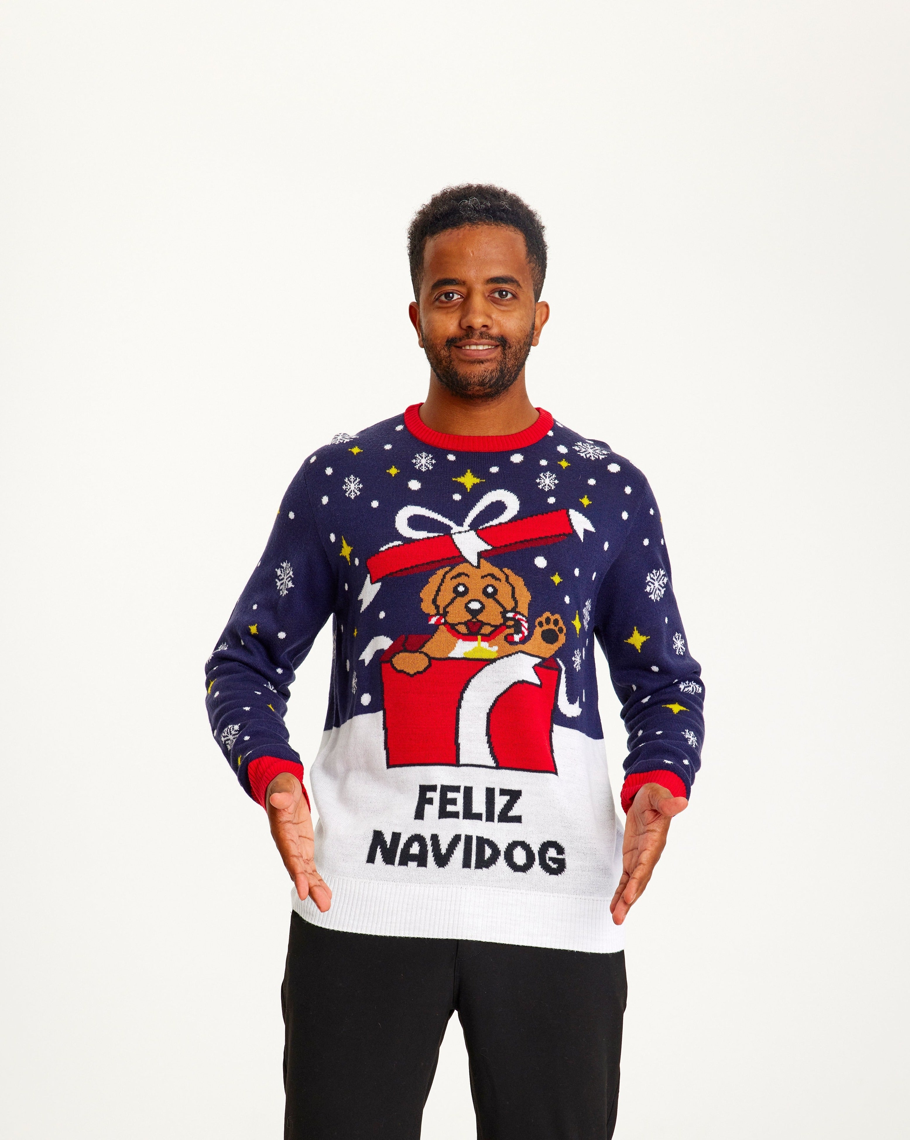 Un homme porte un pull de Noël orné d'un chien.